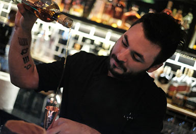 bartender preparando trago