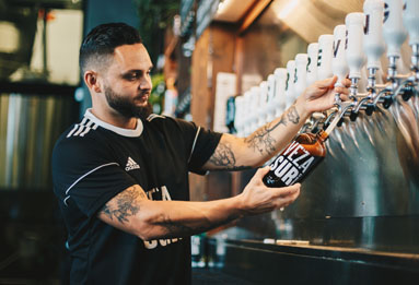 bartender sirviendo cerveza tirada