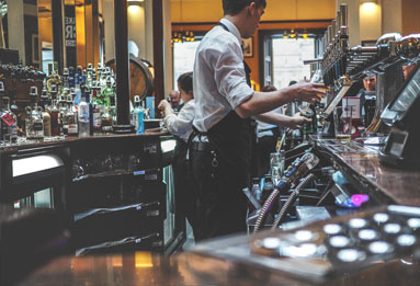 bartender en la barra