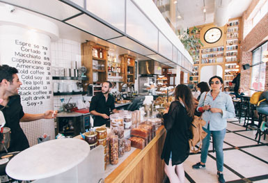 interior del café con gente