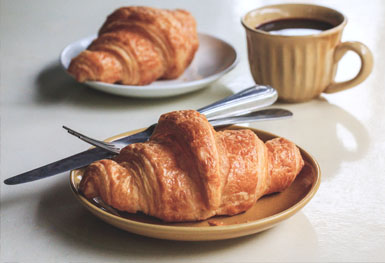 dos croissants y un café