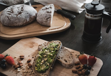 pan casero, frutillas, palta