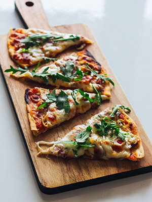 tres porciones de pizza sobre una tabla