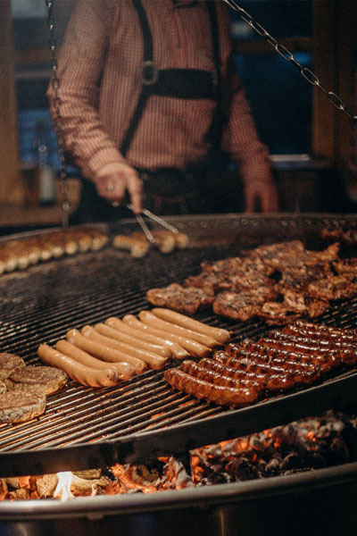 salchichas en una parrilla