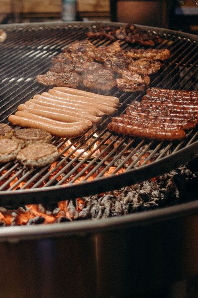 asado y salchichas en la parrilla