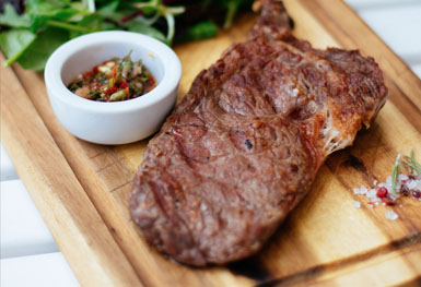 carne servida en una tabla