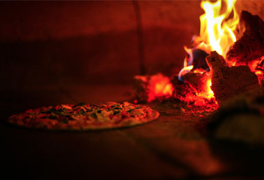 pizza en horno de barro