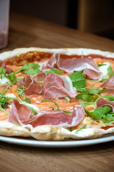 pizza con jamón crudo