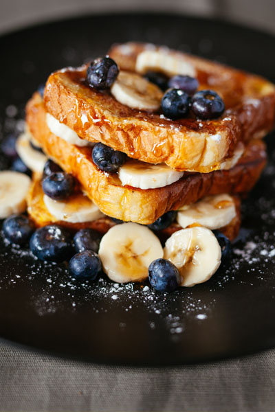 tostada francesa con banana y arándanos