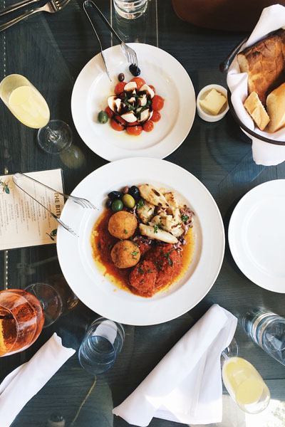 plato de pastas con albóndigas