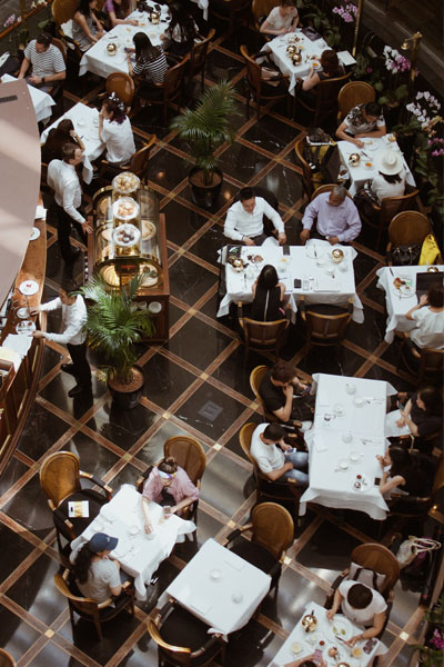 interior del restaurant con gente