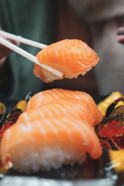 dos palitos tomando una pieza de sushi