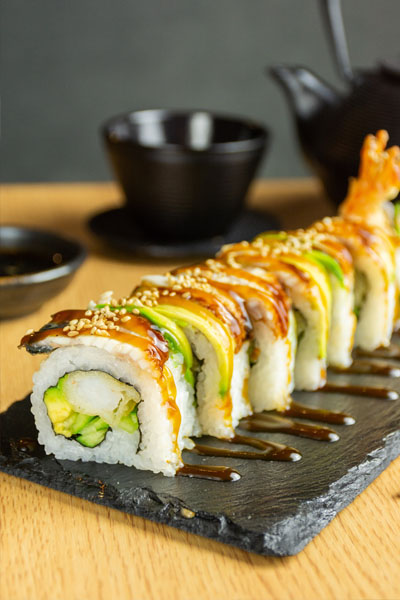 rolls de sushi en hilera