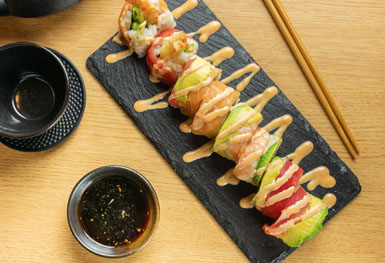 rolls de sushi con salsa