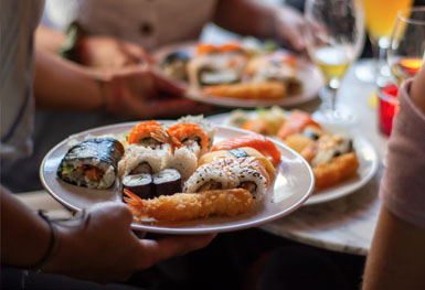 plato con combinado de sushi